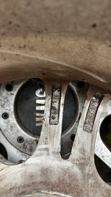 Winterbanden op velgen beschikbaar voor biedingen