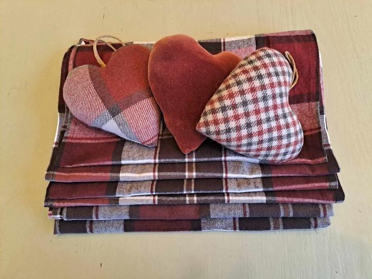 linge de table - carreaux bordeaux + 3 coeurs déco, Divers, Noël, Comme neuf, Enlèvement ou Envoi
