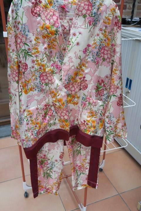 Huispak nieuw bloemenprint 19.70 Seventy mt 42, Kleding | Dames, Jasjes, Kostuums en Pakken, Nieuw, Kostuum of Pak, Maat 42/44 (L)