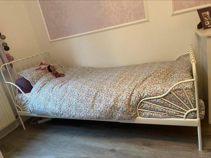 IKEA uitschuifbaar bed + matras + op maat gemaakte bedbumper, Kinderen en Baby's, Kinderkamer | Bedden, Zo goed als nieuw, Matras
