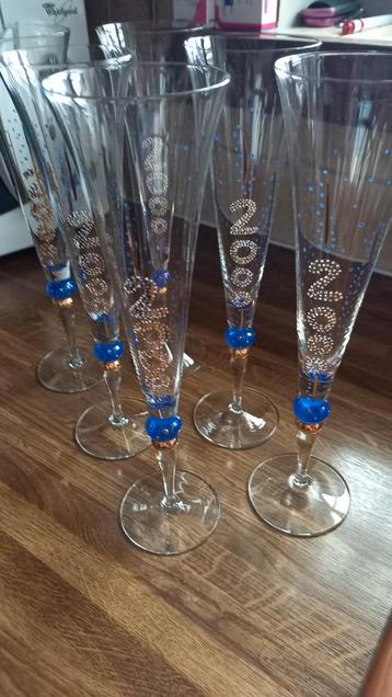 Zes mondgeblazen champagneglazen, Ophalen, Nieuw
