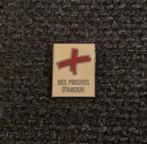 PIN - DES PREUVES D'AMOUR - CROIX ROUGE - RODE KRUIS, Collections, Envoi, Utilisé, Autres sujets/thèmes, Insigne ou Pin's