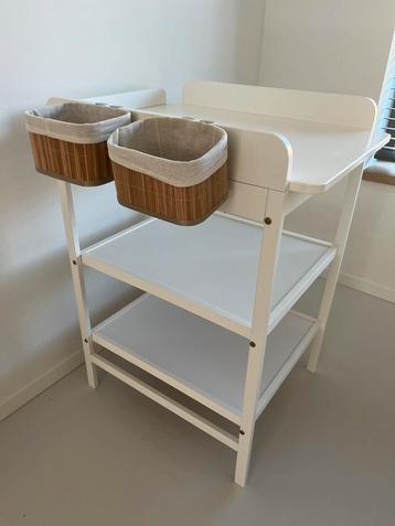 Verzorgingstafel met mandjes beschikbaar voor biedingen