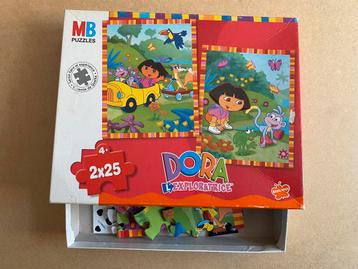 Puzzle (2 x 25 pièces) Dora (de MB puzzles), Enlèvement ou Envoi, 10 à 50 pièces, Comme neuf, 4 à 6 ans