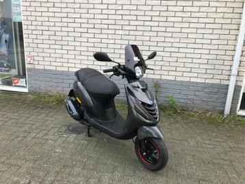 HERFSTKRAKERS:PIAGGIO ZIP SP 45KM PSYDEDELIC BJ2023 4000KM beschikbaar voor biedingen