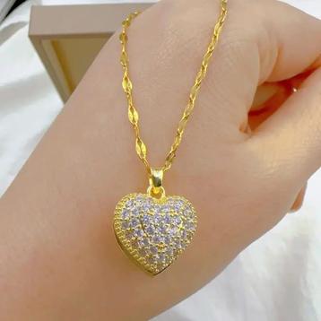 Gouden halsketting met hart en strass beschikbaar voor biedingen