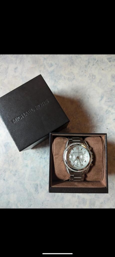 Dameshorloge Michael Kors met steentjes in goede staat, Handtassen en Accessoires, Horloges | Dames, Gebruikt, Ophalen