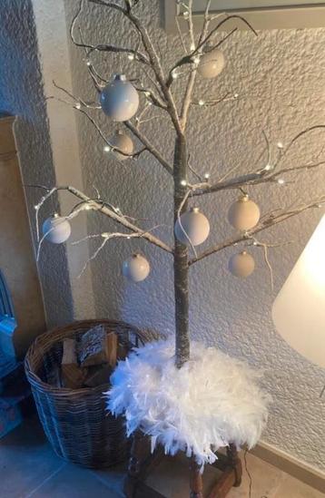 Kerstboom met lichtjes en decoratie. beschikbaar voor biedingen