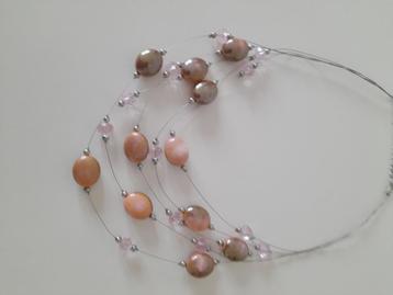 ketting met roze en bruine steentje beschikbaar voor biedingen