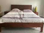 massief houten bedframe 180x210 cm + 2 nachtkastjes, Huis en Inrichting, Slaapkamer | Complete slaapkamers, Ophalen, Zo goed als nieuw