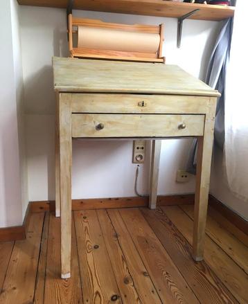 Pupitre d’écolier vintage en bois – texturé, très beau rendu beschikbaar voor biedingen