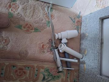 Te koop Lavabo met spiegel, kraan en overloop  beschikbaar voor biedingen