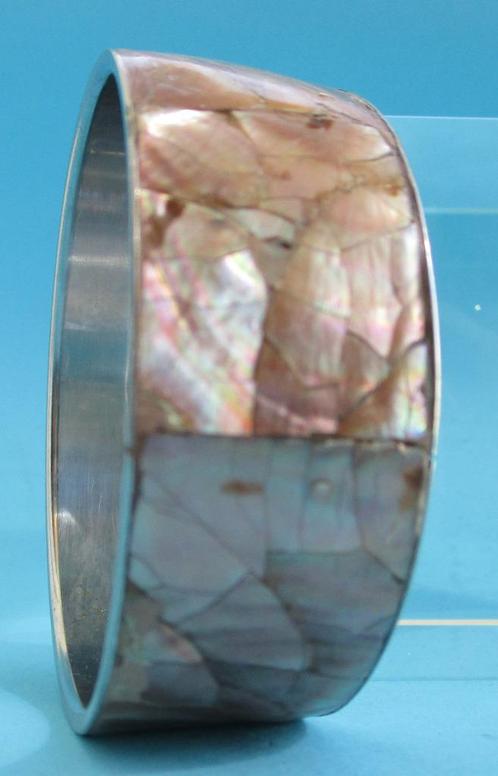 AP30: Licht Bruin ParelmoerØ 6,7cm. binnenmaat cm.-Br.:2,5cm, Handtassen en Accessoires, Antieke sieraden, Armband, Koper, Verzenden