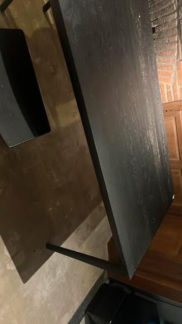 Lange zwarte tafel beschikbaar voor biedingen
