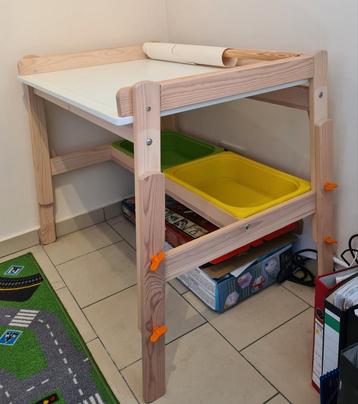 Bureau pour enfant réglable et inclinable IKEA Flisat disponible aux enchères