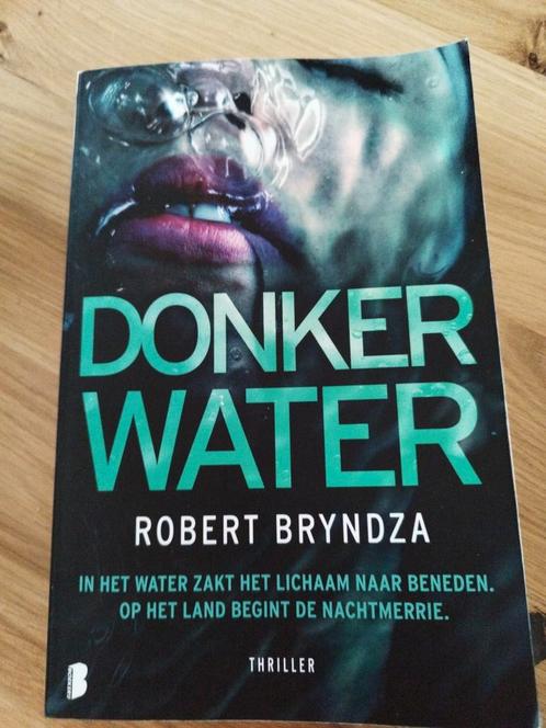 Robert Bryndza - Donker water, Livres, Thrillers, Comme neuf, Enlèvement
