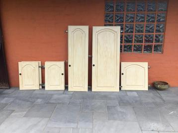 Portes d'armoires en chêne français massif avec charnières