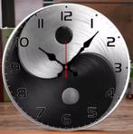Ronde wandklok van hout Yin Yang (25cm), Maison & Meubles, Enlèvement ou Envoi, Neuf, Horloge murale