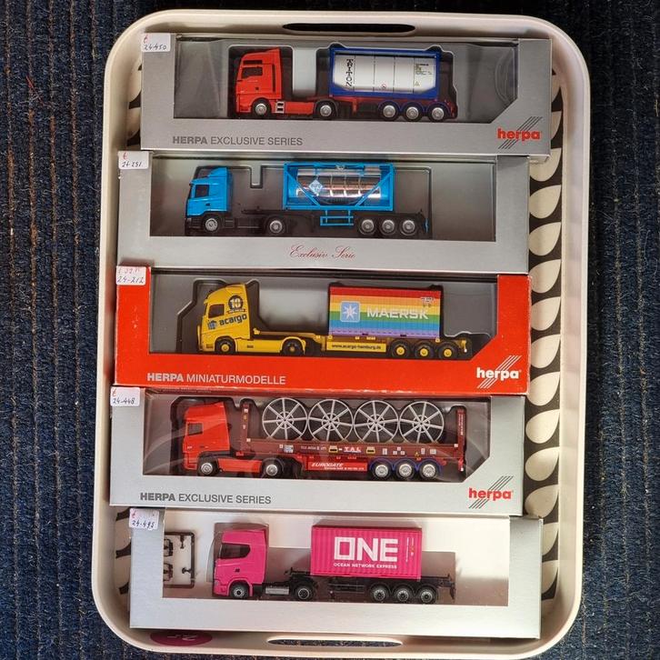 CONTAINER TRUCKS DIVERS 1:87-H0, Hobby en Vrije tijd, Modelauto's | 1:87, Zo goed als nieuw, Ophalen of Verzenden