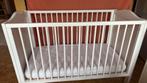 Babybedje met witte spijlen + matras, Kinderen en Baby's, Ophalen, Gebruikt, 70 tot 85 cm, Minder dan 140 cm