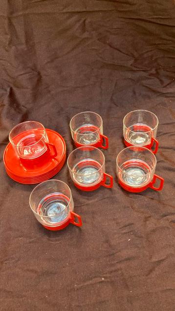 Koffietasjes met plastic onderbordjes vintage beschikbaar voor biedingen