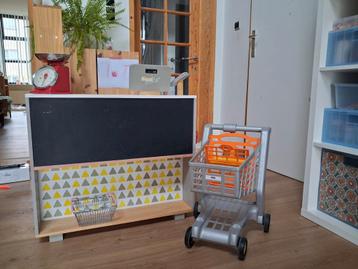 Winkel met karretje en benodigdheden  beschikbaar voor biedingen