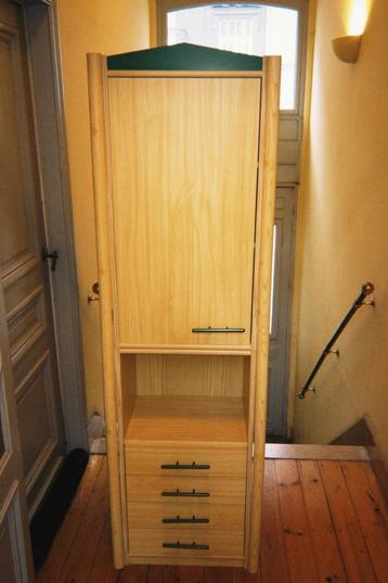 Boekenkast beschikbaar voor biedingen