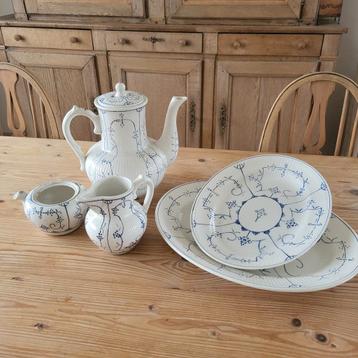koffiepot,melk en suikerpot en 2 ovale schotels  beschikbaar voor biedingen
