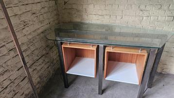 design toonbank met glazen blad beschikbaar voor biedingen