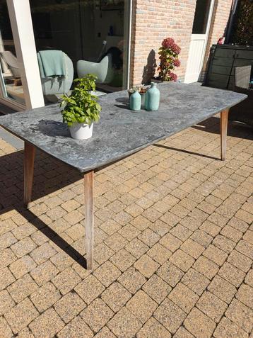 Robuuste buitentafel beschikbaar voor biedingen