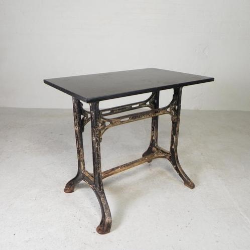 Industriele tafel, tuintafel met hardsteen plaat op gietijze, Antiek en Kunst, Antiek | Meubels | Tafels, Verzenden
