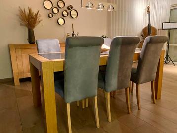 Eiken tafel + 6 lichtgrijze stoelen beschikbaar voor biedingen