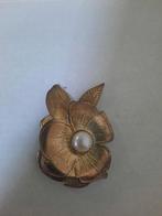 oude broche met parel - vintage - uit verzameling, Handtassen en Accessoires, Broches, Ophalen of Verzenden, Gebruikt, 4 tot 7 cm