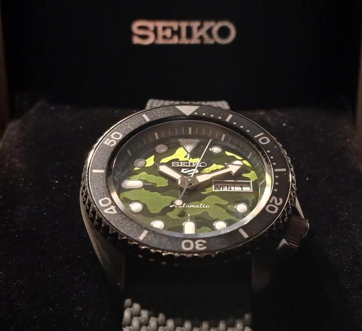 Seiko 5 Sports Automatic – Camo Dial – 4R36 – 2 banden, Handtassen en Accessoires, Horloges | Heren, Zo goed als nieuw, Polshorloge