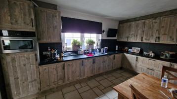 Complete keuken in hout op maat beschikbaar voor biedingen