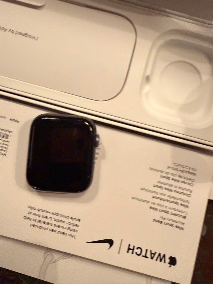 Apple Watch Series 5 - Beschadigd, Handtassen en Accessoires, Smartwatches, Gebruikt, Ophalen of Verzenden