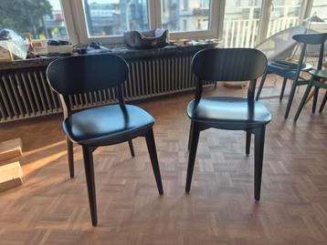 Houten stoelen beschikbaar voor biedingen