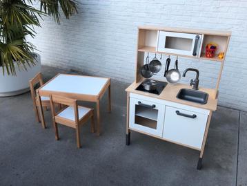 Ikea keuken met toebehoren en tafeltje met stoeltjes beschikbaar voor biedingen