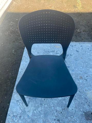 6 zwarte plastic stoelen beschikbaar voor biedingen