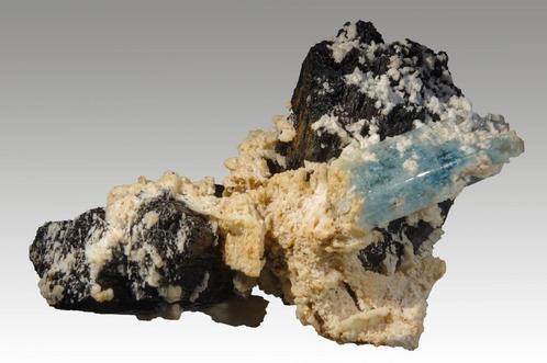 AQUAMARIJN kristal +  TOERMALIJN op ORTHOKLAAS., Verzamelen, Mineralen en Fossielen, Mineraal, Ophalen of Verzenden