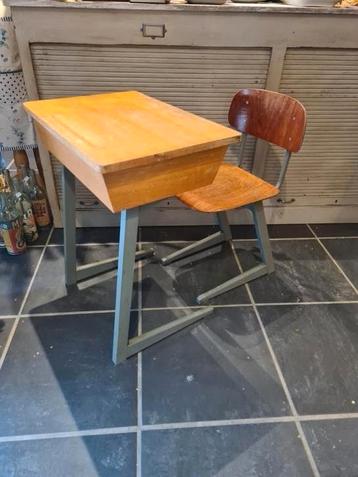 Vintage schoolbankje met stoel  beschikbaar voor biedingen