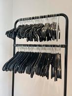 100 Kunststof kledinghangers Zwart, Ophalen of Verzenden, Zo goed als nieuw, Kunststof
