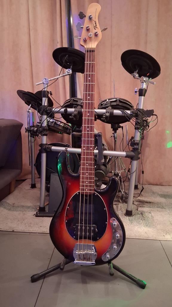 basse fame MM400, Muziek en Instrumenten, Snaarinstrumenten | Gitaren | Bas, Zo goed als nieuw, Elektrisch, Ophalen