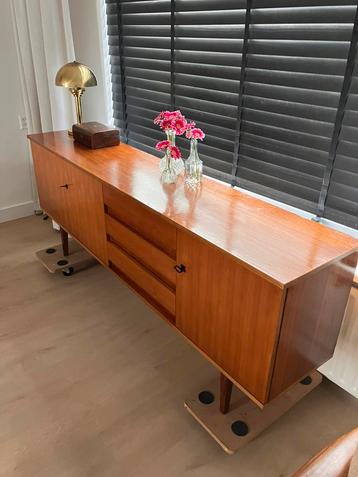 Prachtig groot Vintage dressoir teak beschikbaar voor biedingen