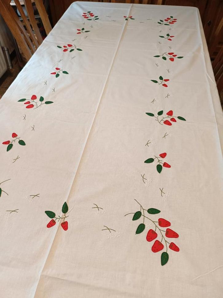 Tafelkleed Geborduurde handen oud nieuwstaat 1m70x2m35, Huis en Inrichting, Tafelkleden, Nieuw, Ophalen of Verzenden