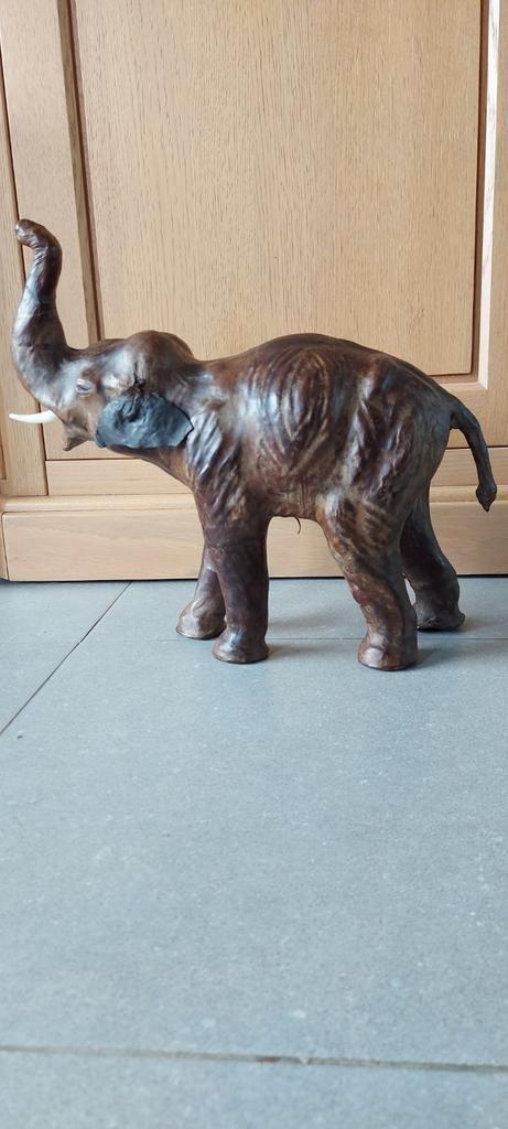 Echt lederen olifant ong. 43x36x14 cm. Geschatte waarde 110€, Antiek en Kunst, Kunst | Niet-Westerse kunst, Ophalen of Verzenden