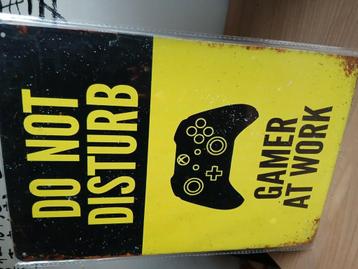  Metalen Bord – “Do Not Disturb, Gamer at Work”  beschikbaar voor biedingen