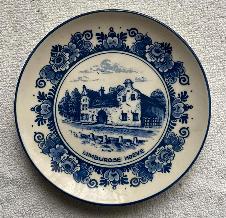 Delfts blauw wandbord Limburgse hoeve., Antiek en Kunst, Antiek | Wandborden en Tegels, Ophalen