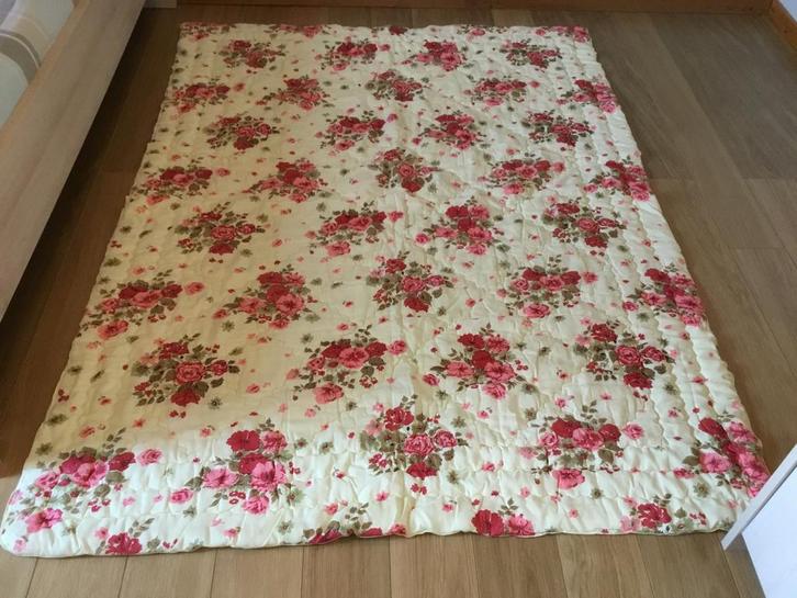 Bedsprei met bloemenprint, Huis en Inrichting, Slaapkamer | Beddengoed, Gebruikt, Overige typen, Roze, Ophalen of Verzenden