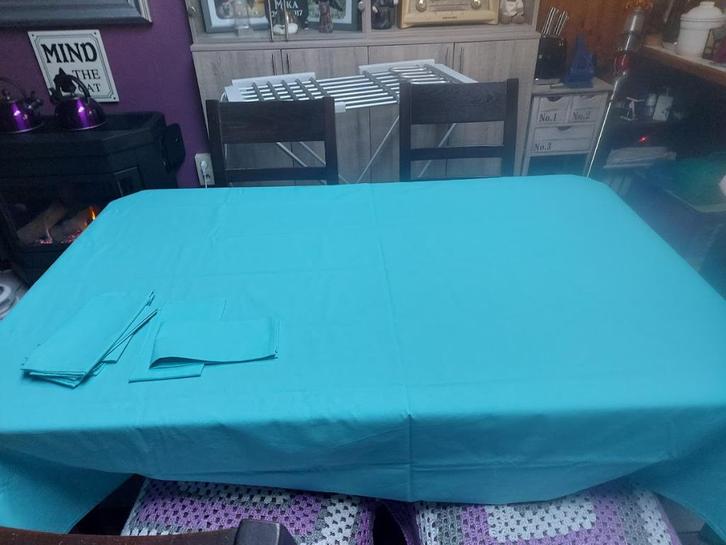 Tafelkleed van Tertio met 6 servietten. Turqouiseblauw, Huis en Inrichting, Keuken | Textiel, Gebruikt, Tafelkleed of Tafelzeil